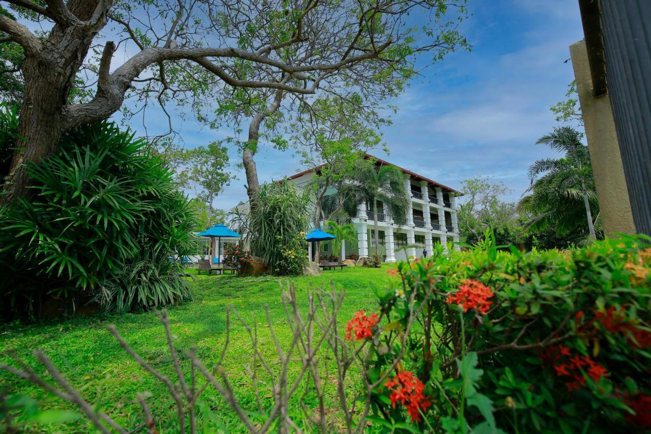 Diya Dahara Lake Resort Yala Exterior foto